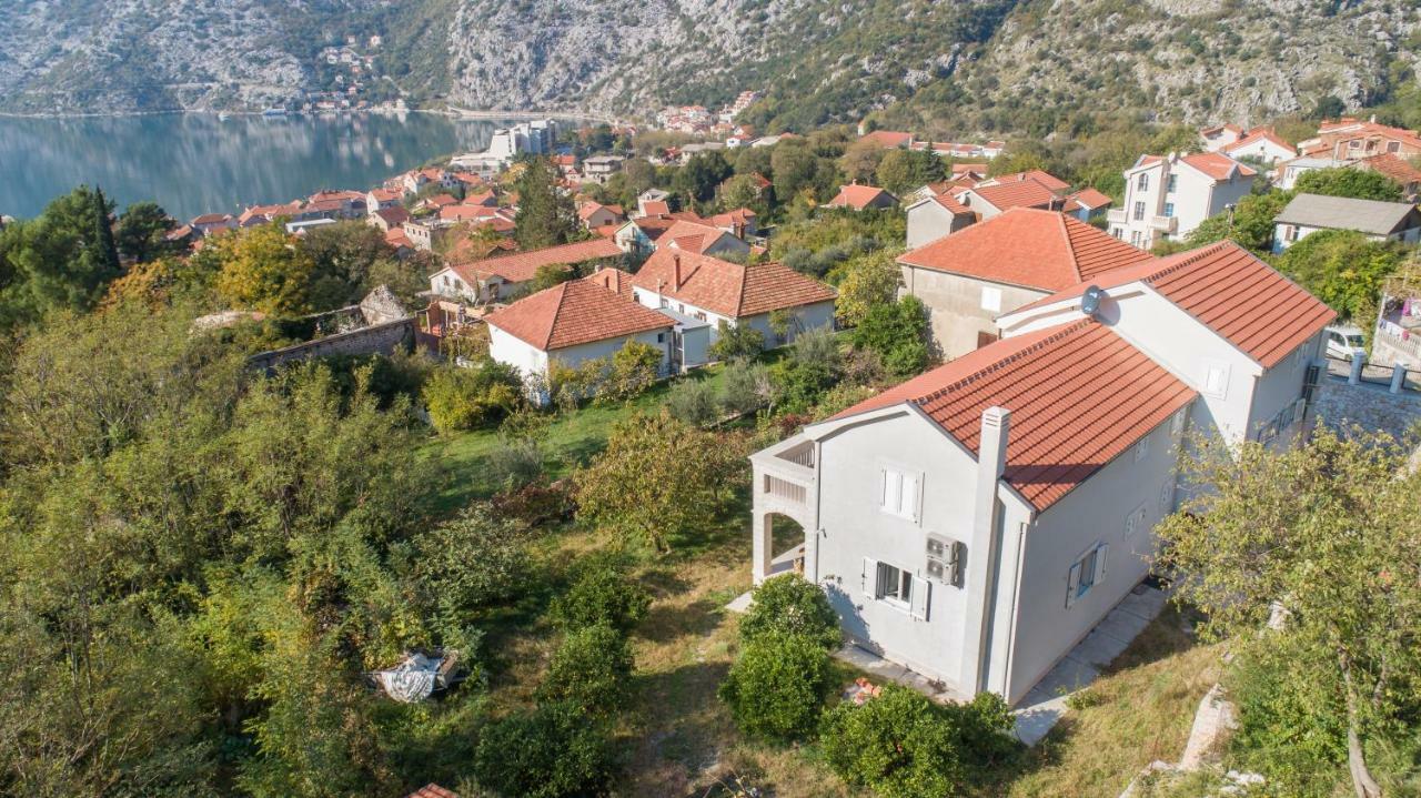 Queen Teuta Hotel Risan Exterior foto