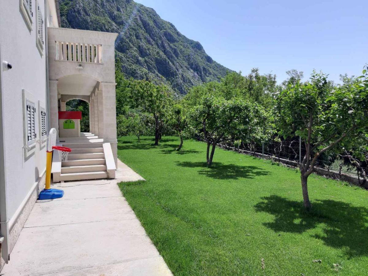Queen Teuta Hotel Risan Exterior foto